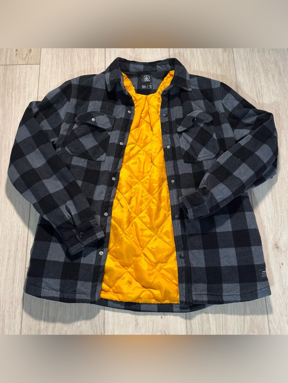 Volcom Men’s Gray/Black plaid flannel insulated shirt jacket coat size Large